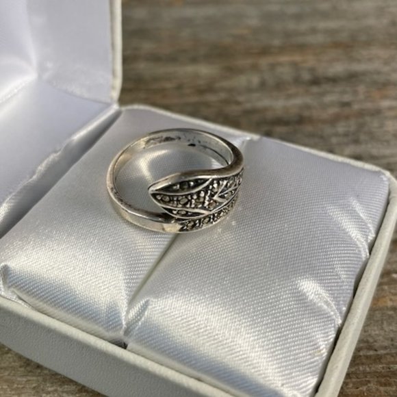 Antique Sterling Silver Marcasite Ring - Picture 2 of 7